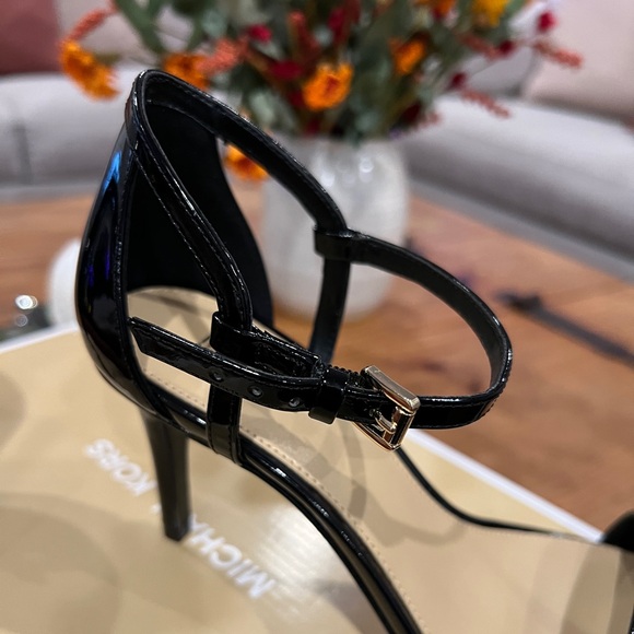 Michael Kors Simone Mid Sandal Patent Leather Pump Heel - Picture 7 of 13